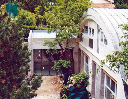 Création d'une extension moderne sur une maison ancienne à Charbonnière les Bains
